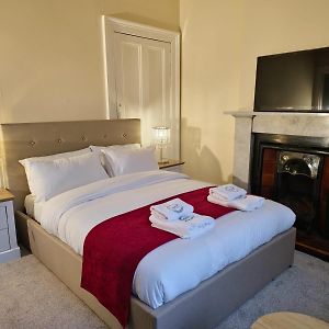 Zimmer mit Kingsize-Bett
